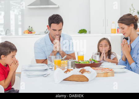 Famiglia dire grazia prima di cena Foto Stock