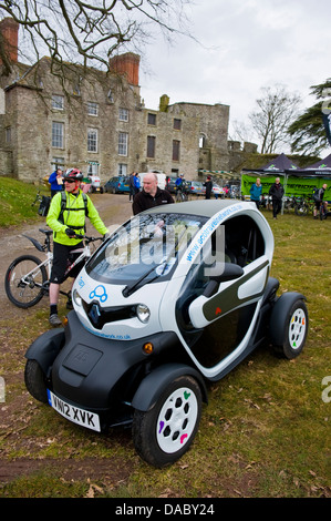 La Renault Twizy auto elettriche parte dell'Eco Travel Network a Hay on Wye Powys Wales UK Foto Stock