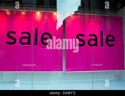 Vista di shopfront mostra vendita segno, Strand, City of London Foto Stock