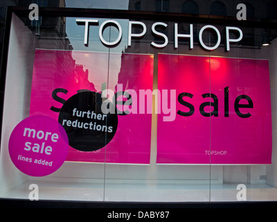 Vista di shopfront mostra vendita segno, Strand, City of London Foto Stock