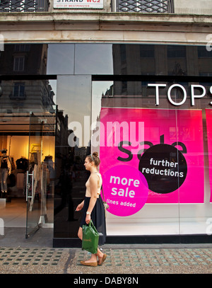 Vista di shopfront mostra vendita segno, Strand, City of London Foto Stock