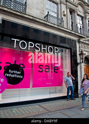 Vista di shopfront mostra vendita segno, Strand, City of London Foto Stock