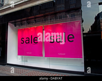 Vista di shopfront mostra vendita segno, Strand, City of London Foto Stock