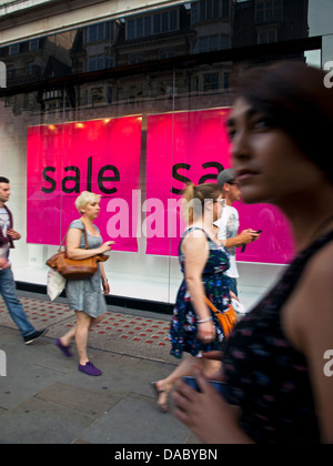 Vista di shopfront mostra vendita segno, Strand, City of London Foto Stock