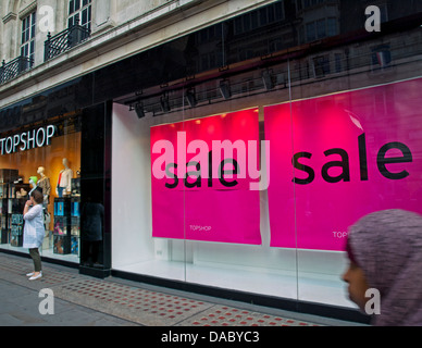 Vista di shopfront mostra vendita segno, Strand, City of London Foto Stock