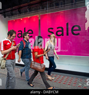 Vista di shopfront mostra vendita segno, Strand, City of London Foto Stock