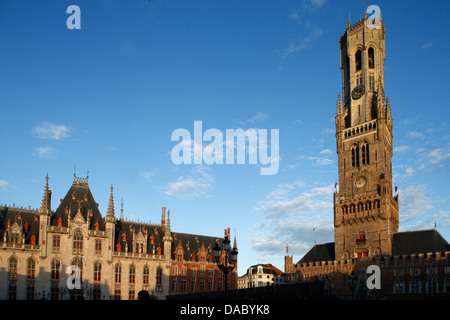 Torre campanaria in piazza del mercato di Bruges, Fiandre Occidentali, Belgio, Europa Foto Stock