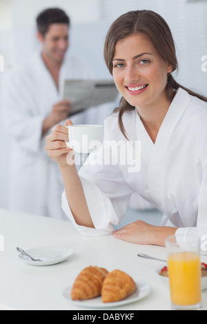 Donna che indossa una vestaglia con prima colazione Foto Stock