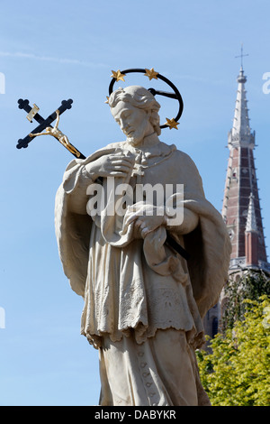 Statua di San Joannes Nepomucenus su Wollestraat bridge, Bruges, Fiandre Occidentali, Belgio, Europa Foto Stock
