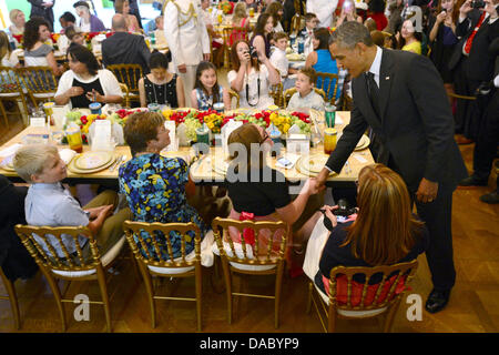 Washington DC, Stati Uniti d'America. 09 Luglio, 2013. Il Presidente degli Stati Uniti Barack Obama (R) saluta i vincitori e le loro famiglie durante la seconda annuale "Kids' Membro cena", nella Sala Est della Casa Bianca a Washington DC, USA, 09 luglio 2013. Il 'state cena" offre una selezione di ricette vincente e riconosce di cinquanta quattro vincitori in rappresentanza di tutti gli stati degli Stati Uniti, tre territori e il Distretto di Columbia. Credito: Michael Reynolds / Pool via CNP/dpa/Alamy Live News Foto Stock