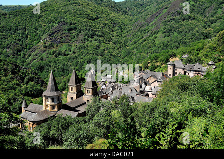 Villaggio di Conques in montagna, Aveyron, Midi-Pirenei, Francia, Europa Foto Stock