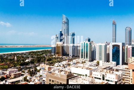 Vista della città di Abu Dhabi, negli Emirati Arabi Uniti per giorno Foto Stock