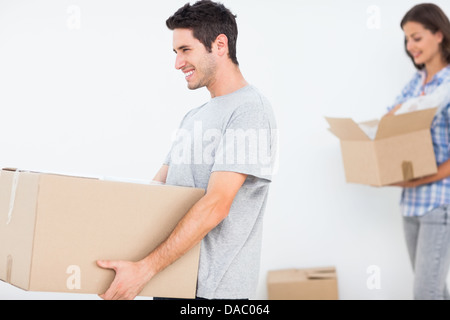 Moglie e marito che si muove in una nuova casa Foto Stock