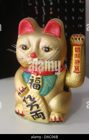 Il Maneki Neko-accogliente (CAT) (Lucky Cat) (Denaro Cat) (Fortune Cat), un simbolo cinese in Seine-et-Marne, Francia, Europa Foto Stock