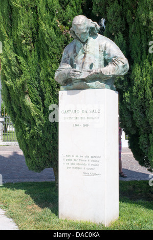 Statua di Gasparo da Salò, ha affermato di essere l'inventore del violino, Salo, Italia settentrionale Foto Stock