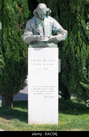 Statua di Gasparo da Salò, ha affermato di essere l'inventore del violino, Salo, Italia settentrionale Foto Stock
