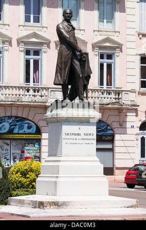 Una statua di bronzo di Nicephore Niepce, ha affermato di essere l'inventore della fotografia si vede in Chalon sur Saone, Francia. Foto Stock