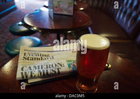 La sera giornale standard e una pinta di birra Fitzroy Tavern pub Londra Inghilterra Gran Bretagna UK Europa Foto Stock