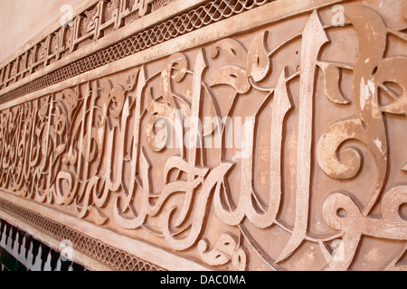 La parola Allah, Ben Youssef Medersa, il più grande Medersa in Marocco, sito UNESCO, Marrakech, Marocco Foto Stock