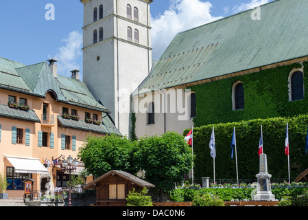 Chiesa di San Giovanni Battista nel centro di Megeve in estate Foto Stock