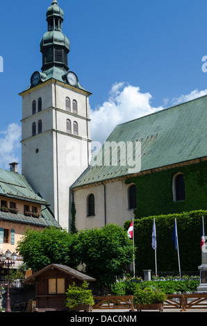 Chiesa di San Giovanni Battista nel centro di Megeve in estate Foto Stock