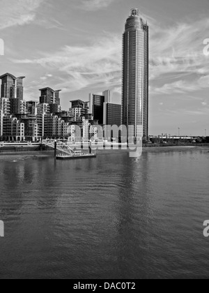 Vista della Torre di Vauxhall (St George Wharf Tower) mostra St George Wharf sulla riva sud del fiume Tamigi Foto Stock