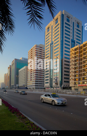 Skyline della città su Rashid bin Saeed Al Maktoum Street, Abu Dhabi, Emirati Arabi Uniti, Medio Oriente Foto Stock