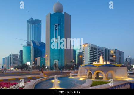 Skyline della città su Rashid bin Saeed Al Maktoum Street al crepuscolo, Abu Dhabi, Emirati Arabi Uniti, Medio Oriente Foto Stock