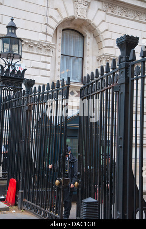 La polizia di chiudere i cancelli del 10 Downing Street Primi Ministri residence Londra Inghilterra Gran Bretagna UK Europa Foto Stock