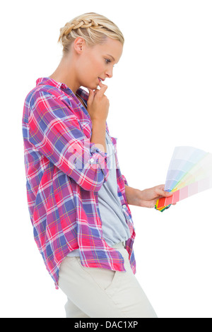 Concentrato di giovane donna guardando i grafici a colori Foto Stock