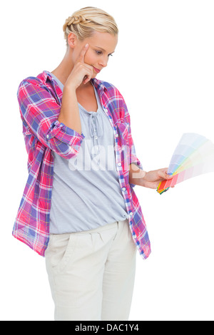 Grave bionda guardando i grafici a colori Foto Stock