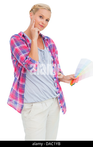 Blonde tenendo i grafici a colori e prelievo colore Foto Stock