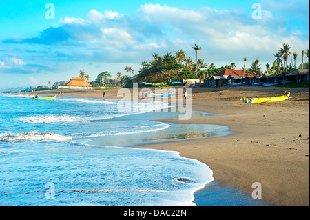 Vista di stile Balinese tradizionale villaggio di pescatori di sunrise Foto Stock