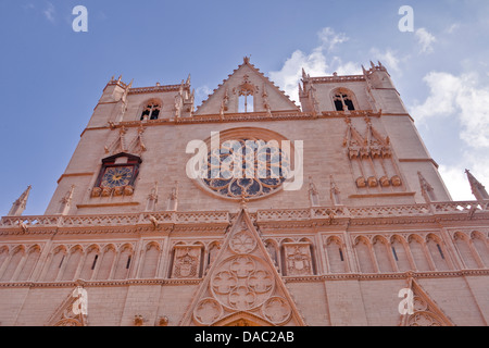 Il fronte ovest della cattedrale San Giovanni Battista a Lione, Rhone-Alpes, Francia, Europa Foto Stock