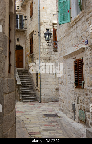 Street nella storica città vecchia di Kotor, Baia di Kotor, Sito Patrimonio Mondiale dell'UNESCO, Montenegro, Europa Foto Stock