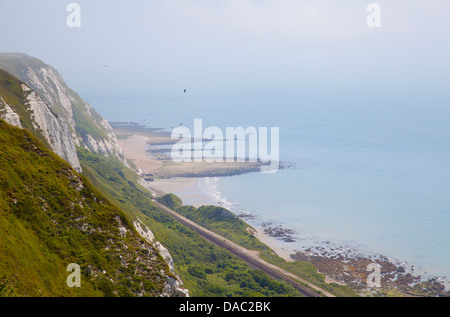 Vista delle scogliere di Dover da est vista in elevazione a Capel el Ferne a Folkestone nel Kent - REGNO UNITO Foto Stock