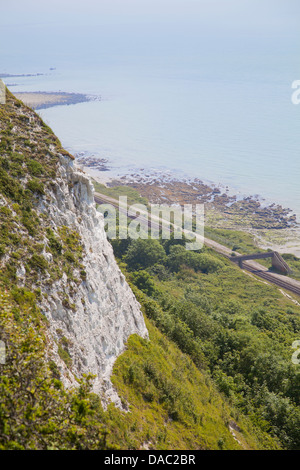 Vista delle scogliere di Dover da est vista in elevazione a Capel Le Ferne a Folkestone nel Kent - REGNO UNITO Foto Stock