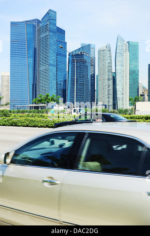 Vetture su strada di Singapore. Moto Blured Foto Stock