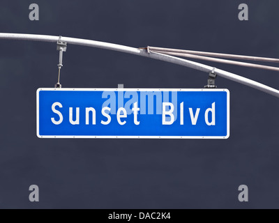 Sunset Blvd overhead strada segno con dark storm sky. Foto Stock