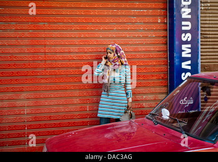 La ragazza sta parlando al telefono e Edfu, Egitto Foto Stock