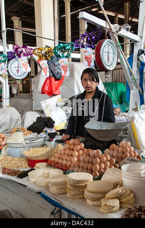 Donna Inca tende vende la vendita di prodotti lattiero-caseari formaggio uova producono negozio di stallo al mercato locale nel centro di Cusco, Perù. Foto Stock