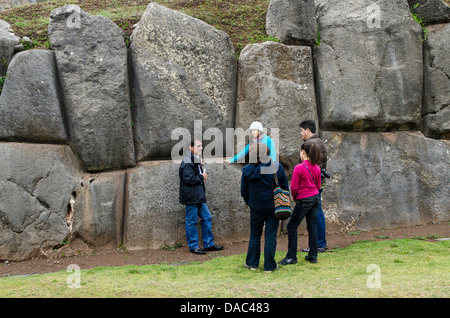 Le antiche rovine di Saqsaywaman, Sacsayhuaman ex capitale del Inca impero Inca e sito Patrimonio Mondiale dell'UNESCO, Cusco, Perù. Foto Stock