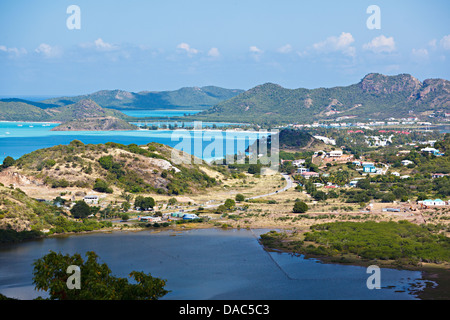 Paesaggio caraibico in Antigua visto da una collina con il Jolly Beach in background. Foto Stock