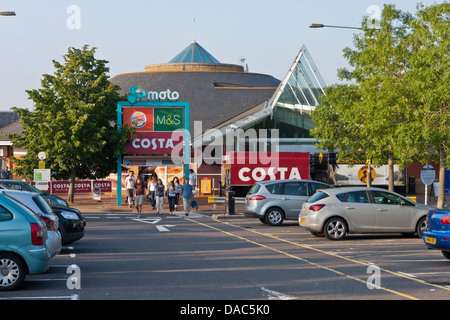 Una stazione di servizio a marchio Moto sull'autostrada M4 a Reading, Berkshire, Inghilterra, GB, Regno Unito Foto Stock