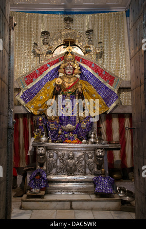 La dea Indù Laxmi sorge nel tempio principale in Chamba, Himachal Pradesh, India Foto Stock