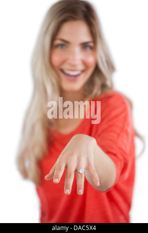 Giovane donna che mostra il suo anello di fidanzamento Foto Stock