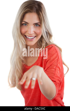 Giovane donna bionda con anello di fidanzamento Foto Stock