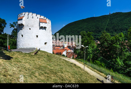 Torre Bianca bastione fu eretto nella forma semicircolare in epoca medievale per proteggere la fortezza di Brasov. Foto Stock