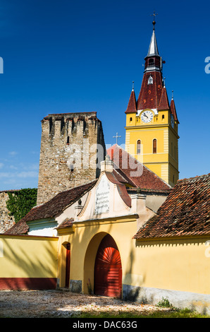 Cristian villaggio sassone fortificato chiesa costruita in stile romanico e gotico con elementi scultorei. Transilvania, Romania. Foto Stock