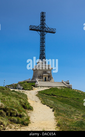 Scenario estivo dei Carpazi in Romania, con Bucegi Caraiman Croce (2284 m) Foto Stock